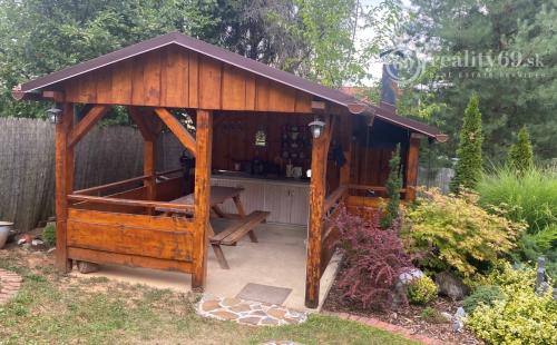 MAĎARSKO - LUXUSNÁ CHATA S LETNOU KUCHYŇOU A BAZÉNOM