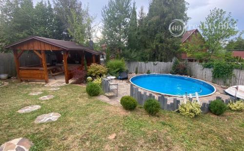 MAĎARSKO - LUXUSNÁ CHATA S LETNOU KUCHYŇOU A BAZÉNOM