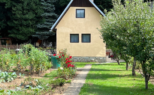 KOSTOĽANY NAD HORNÁDOM - POSCHODOVÁ CHATA, UPRAVENÝ POZEMOK