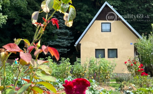 KOSTOĽANY NAD HORNÁDOM - POSCHODOVÁ CHATA, UPRAVENÝ POZEMOK