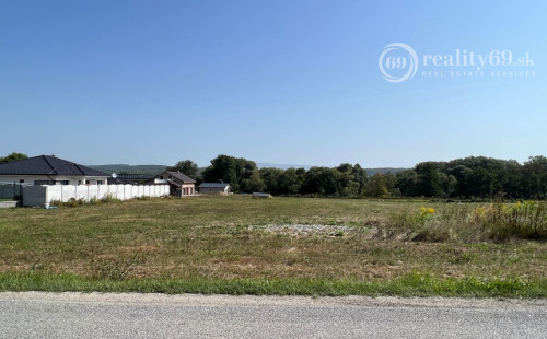 REZERVOVANÉ - BENIAKOVCE - POZEMOK NA ZAČIATKU OBCE 500 M2 - NOVÁ LOKALITA