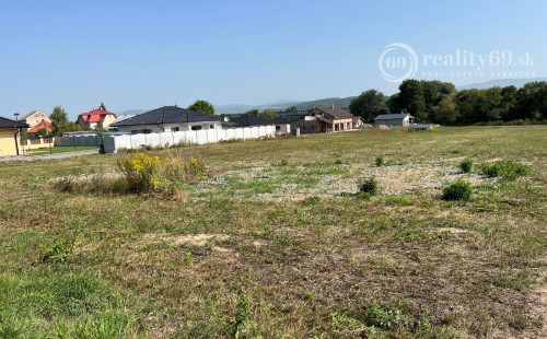 REZERVOVANÉ - BENIAKOVCE - POZEMOK NA ZAČIATKU OBCE 500 M2 - NOVÁ LOKALITA