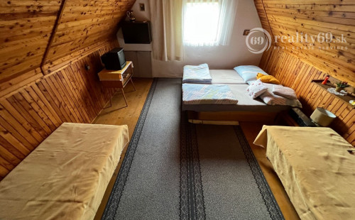 KOSTOĽANY NAD HORNÁDOM - POSCHODOVÁ CHATA, UPRAVENÝ POZEMOK