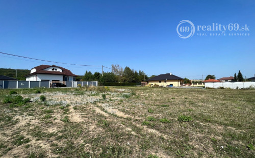 REZERVOVANÉ - BENIAKOVCE - POZEMOK NA ZAČIATKU OBCE 500 M2 - NOVÁ LOKALITA