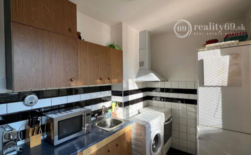 TERASA - HUMENSKÁ 3 IZBOVÝ PEKNÝ BYT 1/8 POSCHODIE, 66M2 ČIASTOĆNÁ REKONŠTRUKCIA