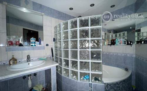 TERASA - HUMENSKÁ 3 IZBOVÝ PEKNÝ BYT 1/8 POSCHODIE, 66M2 ČIASTOĆNÁ REKONŠTRUKCIA