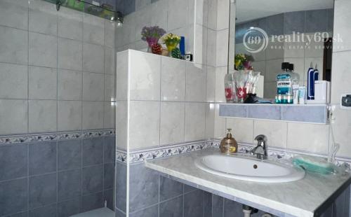 TERASA - HUMENSKÁ 3 IZBOVÝ PEKNÝ BYT 1/8 POSCHODIE, 66M2 ČIASTOĆNÁ REKONŠTRUKCIA