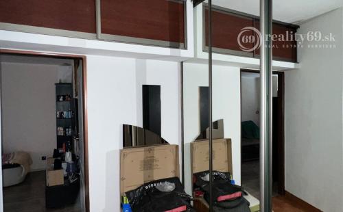 TERASA - HUMENSKÁ 3 IZBOVÝ PEKNÝ BYT 1/8 POSCHODIE, 66M2 ČIASTOĆNÁ REKONŠTRUKCIA