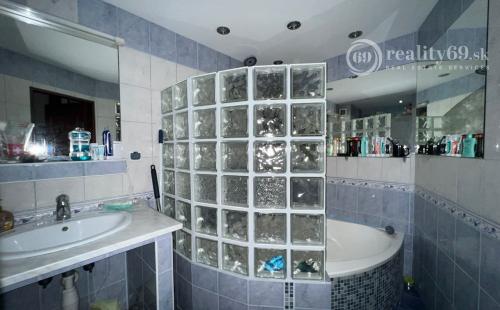 TERASA - HUMENSKÁ 3 IZBOVÝ PEKNÝ BYT 1/8 POSCHODIE, 66M2 ČIASTOĆNÁ REKONŠTRUKCIA