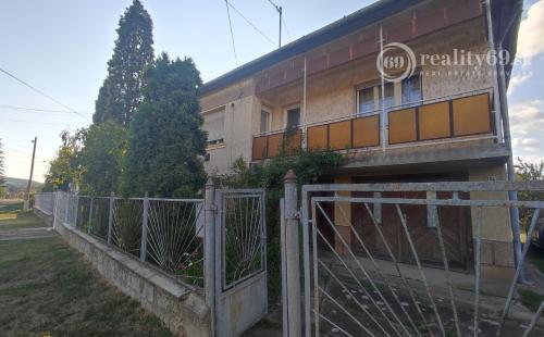 MAĎARSKO - SZUHOGY 5 IZBOVÝ POSCHODOVÝ RD S GARÁŽOU A HOSPODÁRSKOU BUDOVOU