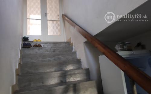 MAĎARSKO - SZUHOGY 5 IZBOVÝ POSCHODOVÝ RD S GARÁŽOU A HOSPODÁRSKOU BUDOVOU