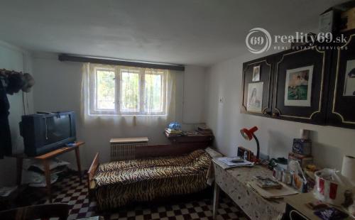 MAĎARSKO - SZUHOGY 5 IZBOVÝ POSCHODOVÝ RD S GARÁŽOU A HOSPODÁRSKOU BUDOVOU