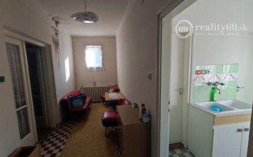 MAĎARSKO - SZUHOGY 5 IZBOVÝ POSCHODOVÝ RD S GARÁŽOU A HOSPODÁRSKOU BUDOVOU