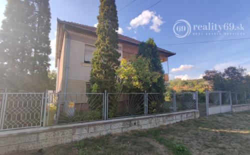 MAĎARSKO - SZUHOGY 5 IZBOVÝ POSCHODOVÝ RD S GARÁŽOU A HOSPODÁRSKOU BUDOVOU