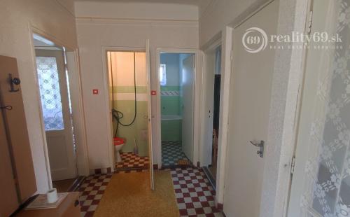 MAĎARSKO - SZUHOGY 5 IZBOVÝ POSCHODOVÝ RD S GARÁŽOU A HOSPODÁRSKOU BUDOVOU