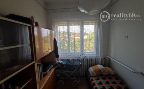 MAĎARSKO - SZUHOGY 5 IZBOVÝ POSCHODOVÝ RD S GARÁŽOU A HOSPODÁRSKOU BUDOVOU