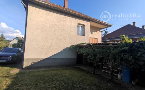 MAĎARSKO - SZUHOGY 5 IZBOVÝ POSCHODOVÝ RD S GARÁŽOU A HOSPODÁRSKOU BUDOVOU