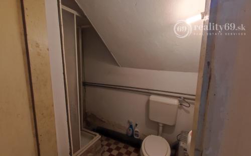 MAĎARSKO - SZUHOGY 5 IZBOVÝ POSCHODOVÝ RD S GARÁŽOU A HOSPODÁRSKOU BUDOVOU