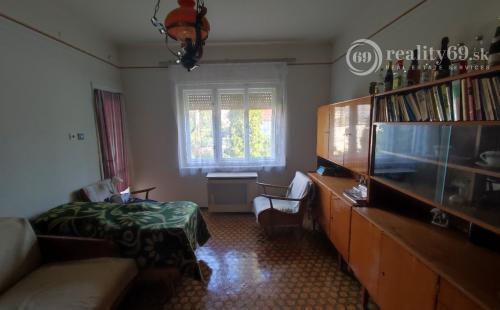 MAĎARSKO - SZUHOGY 5 IZBOVÝ POSCHODOVÝ RD S GARÁŽOU A HOSPODÁRSKOU BUDOVOU