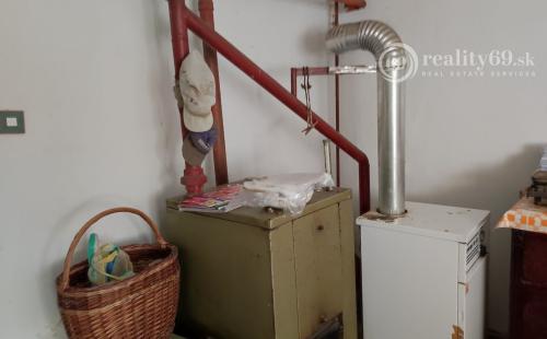 MAĎARSKO - SZUHOGY 5 IZBOVÝ POSCHODOVÝ RD S GARÁŽOU A HOSPODÁRSKOU BUDOVOU