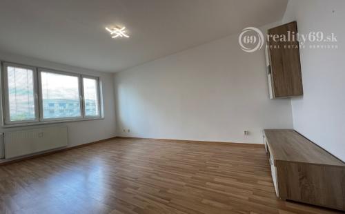 JAZERO - AZOVSKÁ - VEĽKÝ 1 IZBOVÝ BYT 42 M2, PO KOMPLETNEJ REKONŠTRUKCII.