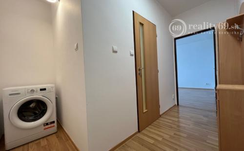 JAZERO - AZOVSKÁ - VEĽKÝ 1 IZBOVÝ BYT 42 M2, PO KOMPLETNEJ REKONŠTRUKCII.