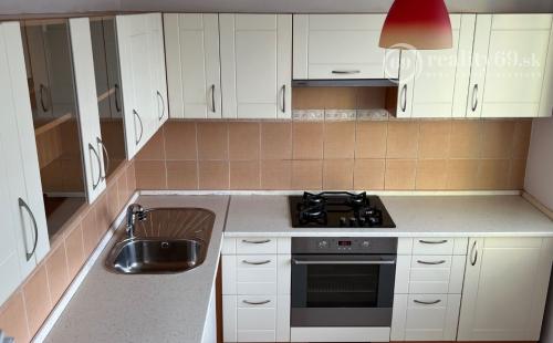 JAZERO - AZOVSKÁ - VEĽKÝ 1 IZBOVÝ BYT 42 M2, PO KOMPLETNEJ REKONŠTRUKCII.