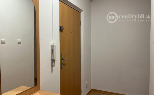 JAZERO - AZOVSKÁ - VEĽKÝ 1 IZBOVÝ BYT 42 M2, PO KOMPLETNEJ REKONŠTRUKCII.