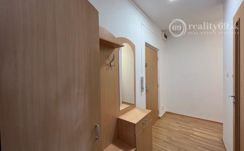 JAZERO - AZOVSKÁ - VEĽKÝ 1 IZBOVÝ BYT 42 M2, PO KOMPLETNEJ REKONŠTRUKCII.