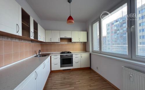 JAZERO - AZOVSKÁ - VEĽKÝ 1 IZBOVÝ BYT 42 M2, PO KOMPLETNEJ REKONŠTRUKCII.