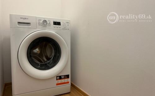 JAZERO - AZOVSKÁ - VEĽKÝ 1 IZBOVÝ BYT 42 M2, PO KOMPLETNEJ REKONŠTRUKCII.