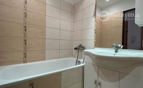 JAZERO - AZOVSKÁ - VEĽKÝ 1 IZBOVÝ BYT 42 M2, PO KOMPLETNEJ REKONŠTRUKCII.