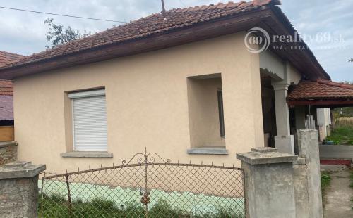 MAĎARSKO - SZENDRO 3 IZBOVÝ RODINNÝ DOM S VERANDOU