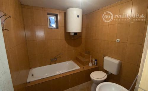 MAĎARSKO - SZENDRO 3 IZBOVÝ RODINNÝ DOM S VERANDOU