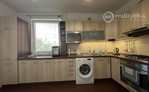 ŤAHANOVCE - ČÍNSKA PEKNÝ 3 IZBOVÝ BYT 79 M2, LODŽIA.