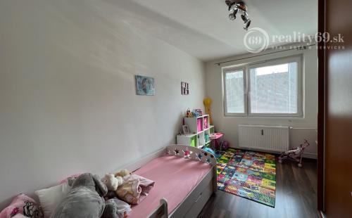 ŤAHANOVCE - ČÍNSKA PEKNÝ 3 IZBOVÝ BYT 79 M2, LODŽIA.