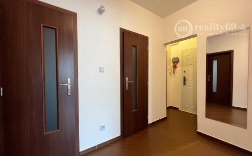 ŤAHANOVCE - ČÍNSKA PEKNÝ 3 IZBOVÝ BYT 79 M2, LODŽIA.