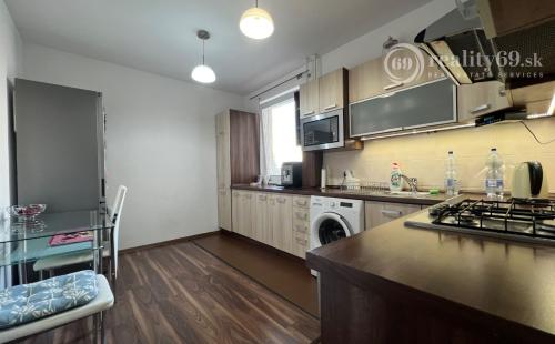 ŤAHANOVCE - ČÍNSKA PEKNÝ 3 IZBOVÝ BYT 79 M2, LODŽIA.