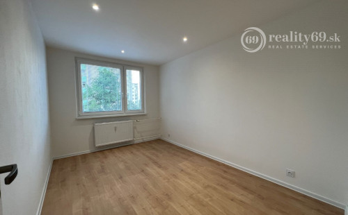 KVP - WURMOVA - 3 IZBOVÝ PO KOMPLETNEJ REKONŠTRUKCII 65 M2, LODŽIA.