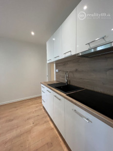 KVP - WURMOVA - 3 IZBOVÝ PO KOMPLETNEJ REKONŠTRUKCII 65 M2, LODŽIA.