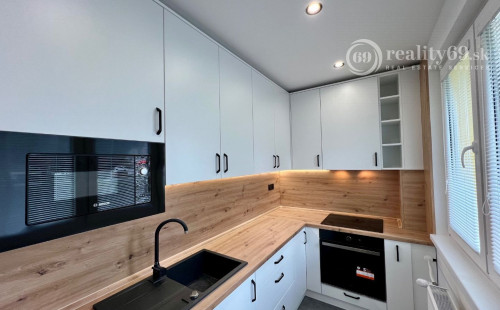 SUPER CENA - TERASA - TRIEDA SNP - 3 IZBOVÝ SUPER MODERNÝ BYT 57 M2, UZAVRETÁ LODŽIA, KLIMATIZÁCIA, PRÁČKA