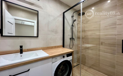 SUPER CENA - TERASA - TRIEDA SNP - 3 IZBOVÝ SUPER MODERNÝ BYT 57 M2, UZAVRETÁ LODŽIA, KLIMATIZÁCIA, PRÁČKA