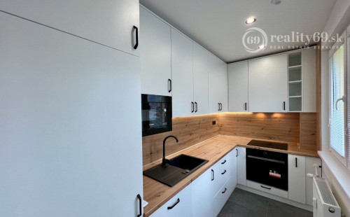 SUPER CENA - TERASA - TRIEDA SNP - 3 IZBOVÝ SUPER MODERNÝ BYT 57 M2, UZAVRETÁ LODŽIA, KLIMATIZÁCIA, PRÁČKA