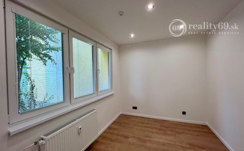 SUPER CENA - TERASA - TRIEDA SNP - 3 IZBOVÝ SUPER MODERNÝ BYT 57 M2, UZAVRETÁ LODŽIA, KLIMATIZÁCIA, PRÁČKA