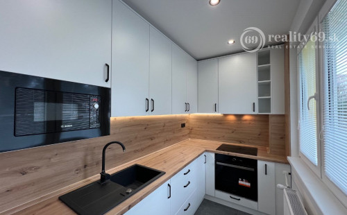 SUPER CENA - TERASA - TRIEDA SNP - 3 IZBOVÝ SUPER MODERNÝ BYT 57 M2, UZAVRETÁ LODŽIA, KLIMATIZÁCIA, PRÁČKA