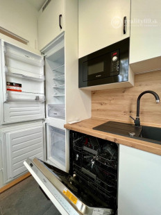 SUPER CENA - TERASA - TRIEDA SNP - 3 IZBOVÝ SUPER MODERNÝ BYT 57 M2, UZAVRETÁ LODŽIA, KLIMATIZÁCIA, PRÁČKA