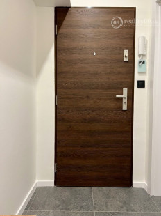 SUPER CENA - TERASA - TRIEDA SNP - 3 IZBOVÝ SUPER MODERNÝ BYT 57 M2, UZAVRETÁ LODŽIA, KLIMATIZÁCIA, PRÁČKA