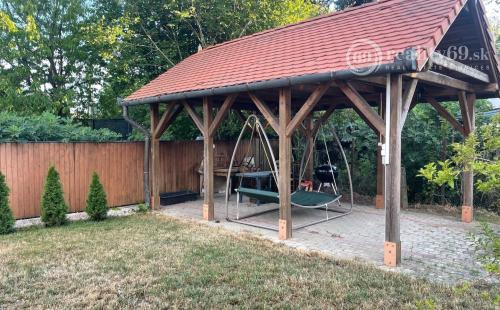 MAĎARSKO - VEZSENY - SZOLNOK - 4 IZBOVÝ RD PRI TISZE SUPER STAV.