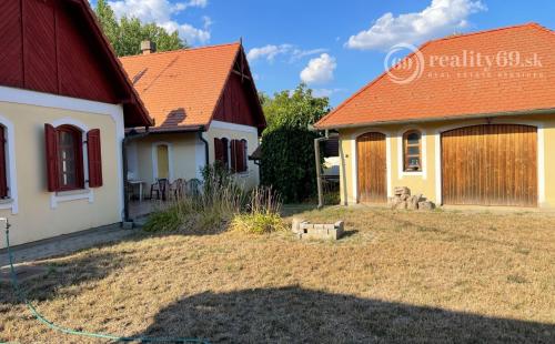 MAĎARSKO - VEZSENY - SZOLNOK - 4 IZBOVÝ RD PRI TISZE SUPER STAV.