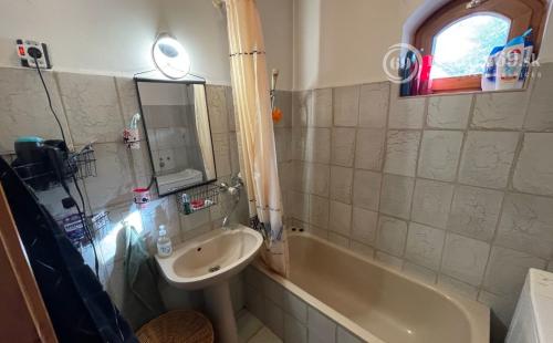 MAĎARSKO - VEZSENY - SZOLNOK - 4 IZBOVÝ RD PRI TISZE SUPER STAV.